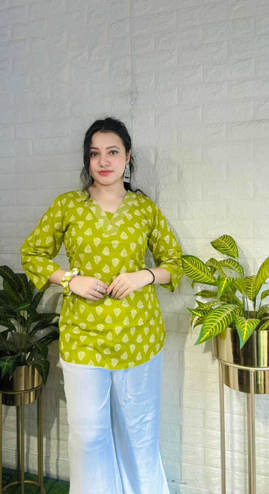V-neck short cotton kurti